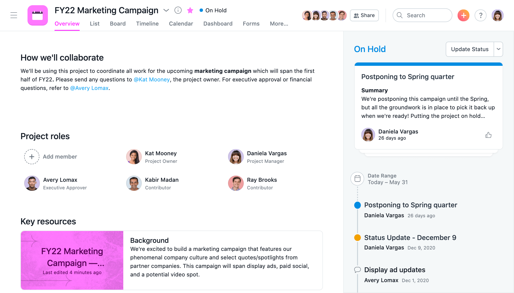 СНИМОК ЭКРАНА с обновлением статуса проекта в Asana и рабочей лентой, в которой отображаются обновления по задачам